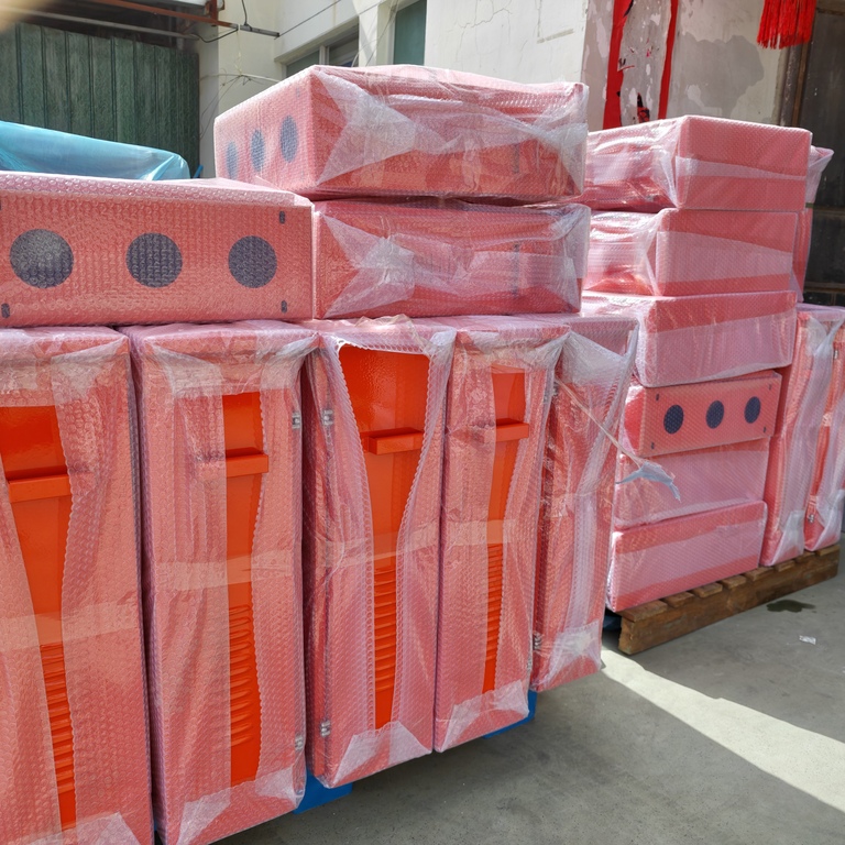 Оуиуе Елецтриц-ове јарко наранџасте дистрибутивне кутије су истовремено доступне у Сједињеним Државама: мали модел упозорења и преносиви модел средње величине су паковани у истој серији. Сигурносне налепнице и преносиви дизајн су компатибилни са радним условима у Северној Америци